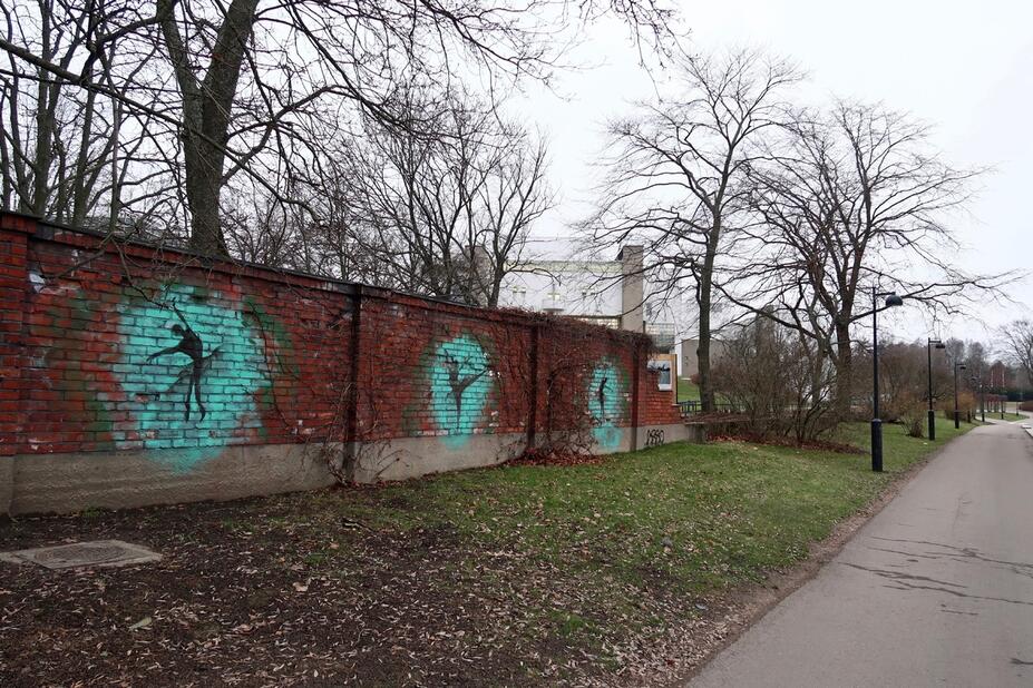 Vanhan sokeritehtaan muuria Töölönlahden rannalla Hesperian puistossa