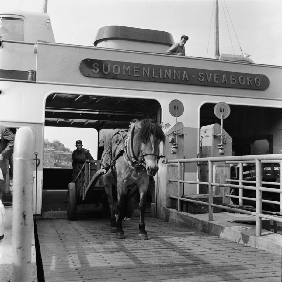 Hästfordon som lämnar Sveaborgsfärjan