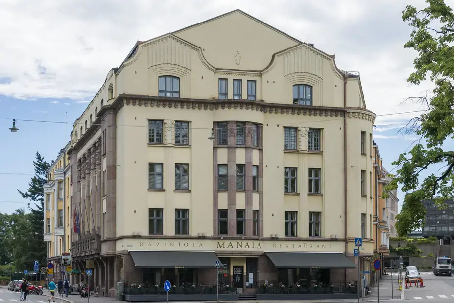 Manalan sisäänkäynti ja terassi