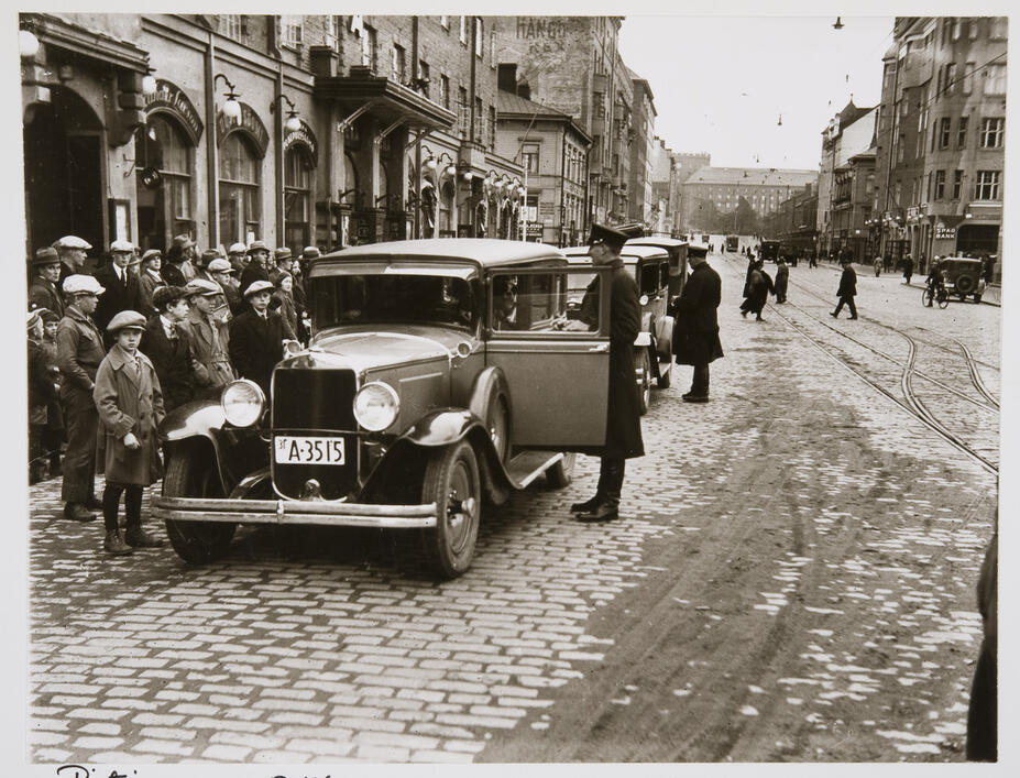 Poliisit tarkastavat henkilöautoja 1931