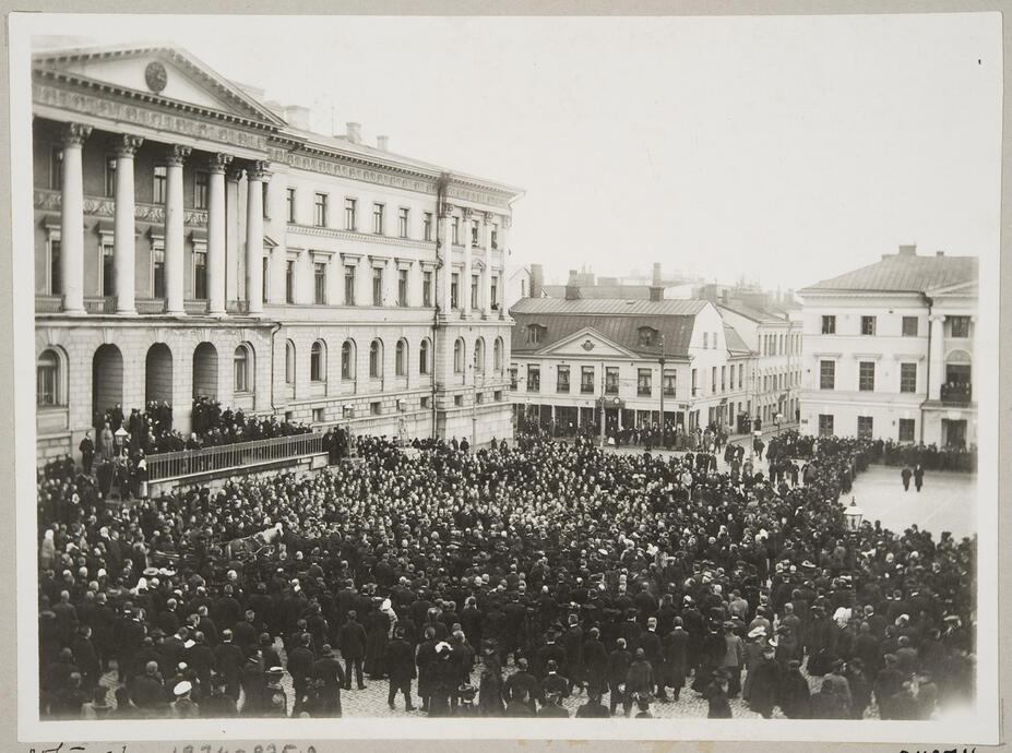 Jubel över novembermanifestet på Senatstorget 6 november 1905