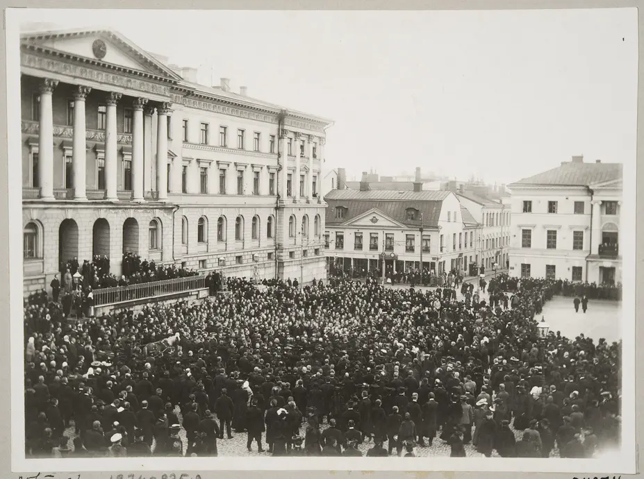 Senaatintorilla lauletaan Maamme-laulua marraskuun manifestin saavuttua