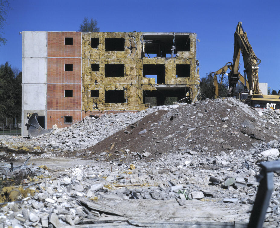 Alakiventien kerrostaloja puretaan