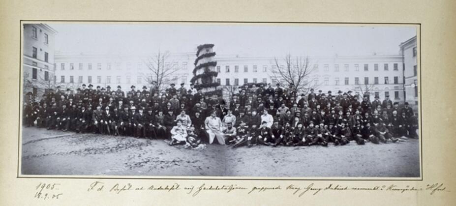 Suomen kaartin päällystö ja alipäällystö  muistopatsaan äärellä vuonna 1905