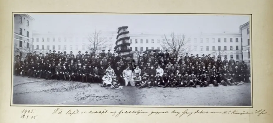 Suomen kaartin päällystö ja alipäällystö  muistopatsaan äärellä vuonna 1905
