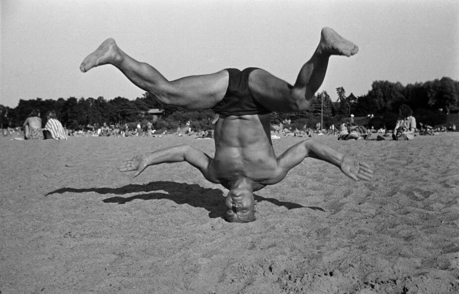 Mies seisoo päällään