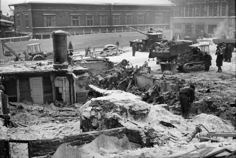 Rivning av ett trähus