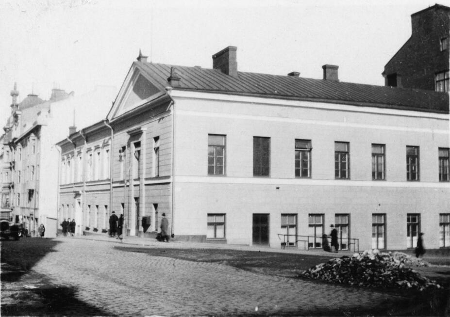 Engelin suunnittelema vuoro-opetuskoulun rakennus