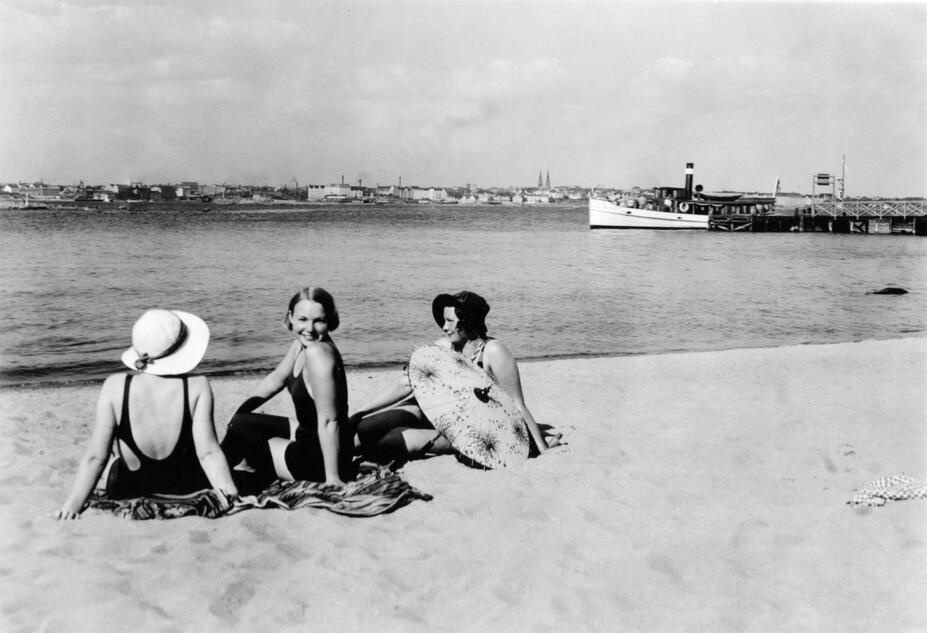 Solande och poserande Rönnskärs strand på 1930-talet