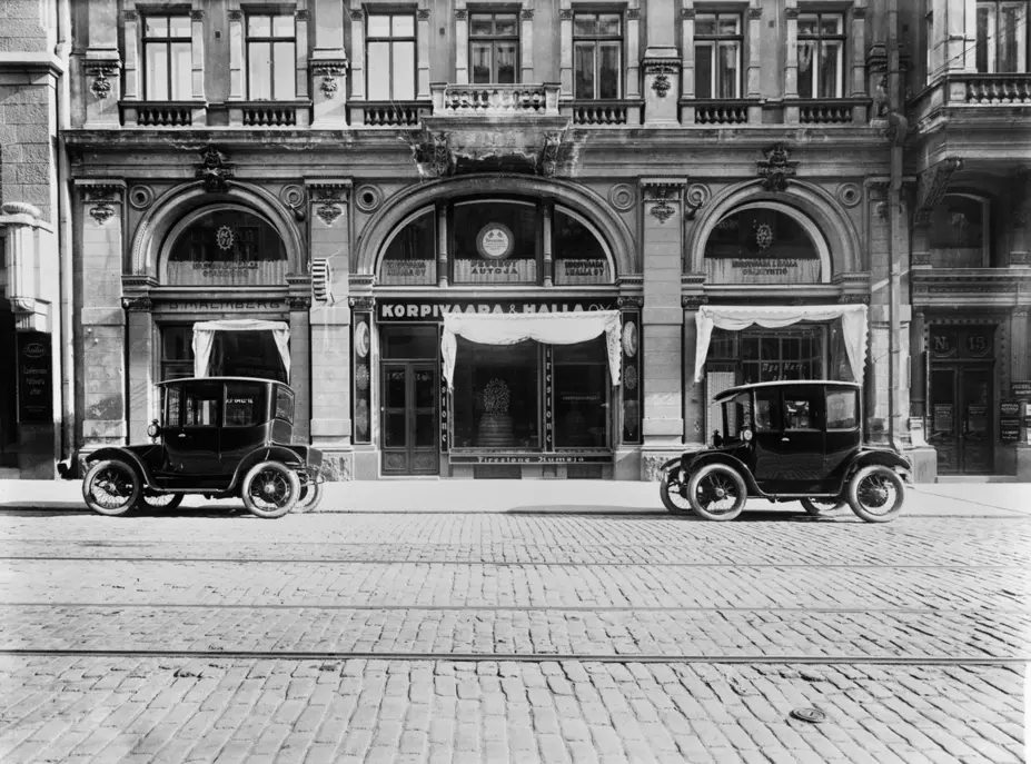 Sähköautoja Aleksanterinkatu 15:ssä