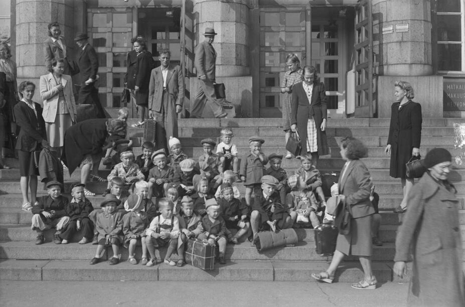 Ruotsista palaavia sotalapsia Helsingin rautatieasemalla