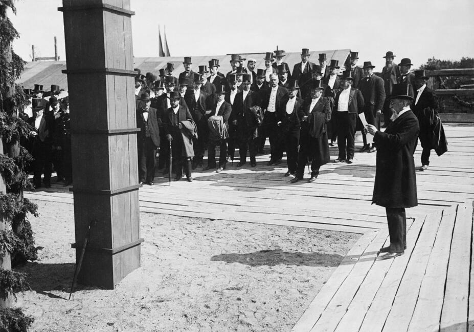 Senaattori Leo Mechelin puhuu Suomen kansallismuseon peruskiven muuraustilaisuudessa