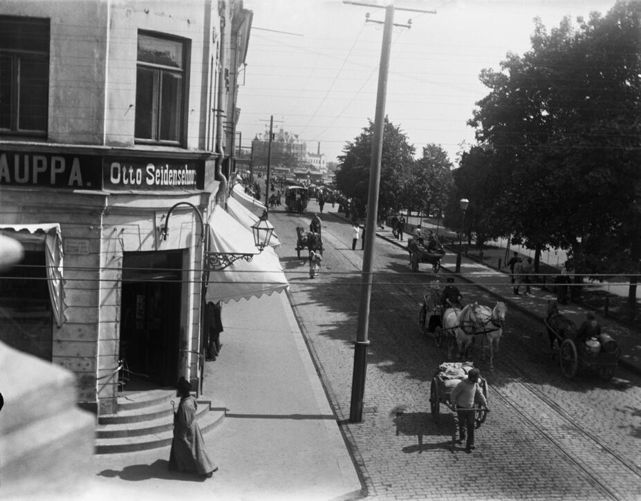 Liikennettä Pohjoisella Esplanaadikadulla 1890-luvulla