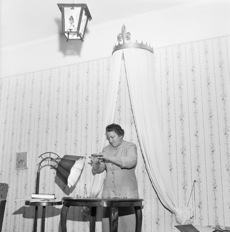 Aino Kassinen ennustaa kansanedustajille vuotta 1960