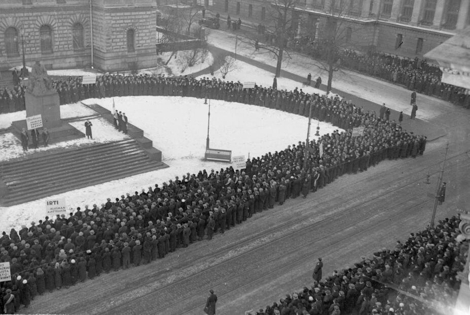 Demonstration by the Snellman statue