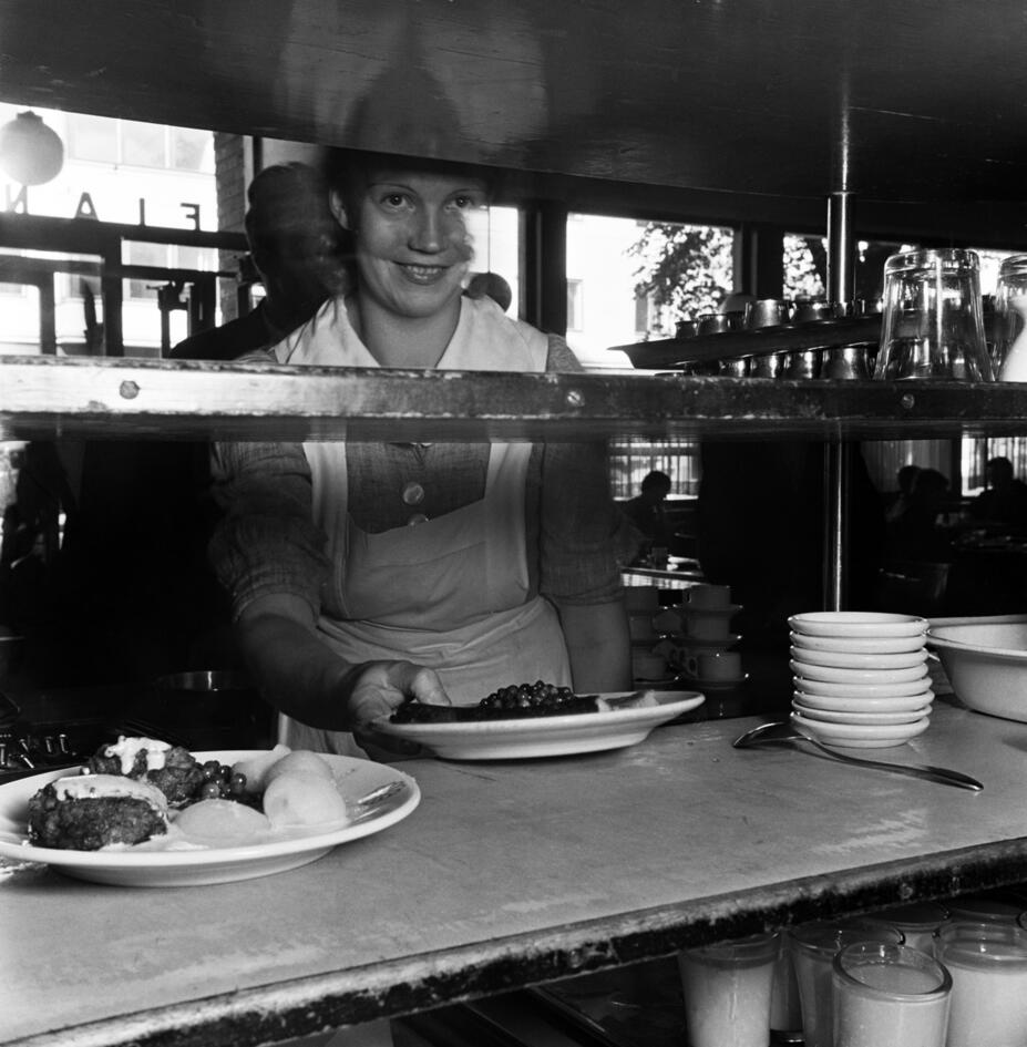 Servitris i Elantos restaurang nr 5