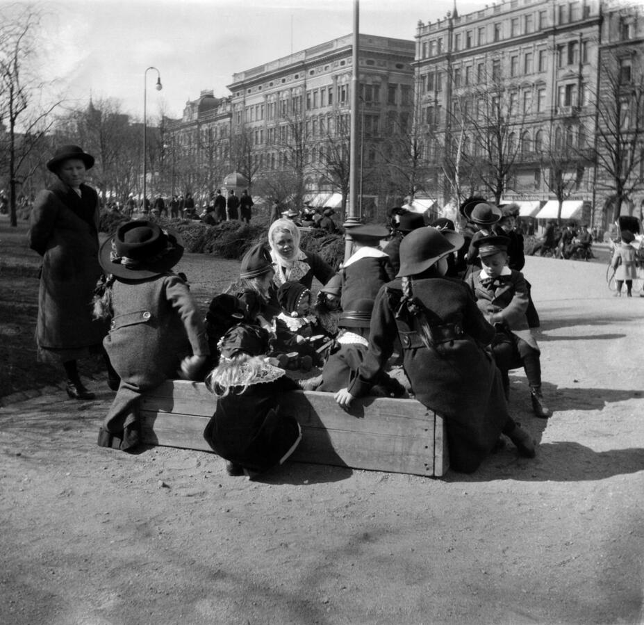 Lapsia Runebergin Esplanaadilla 1912