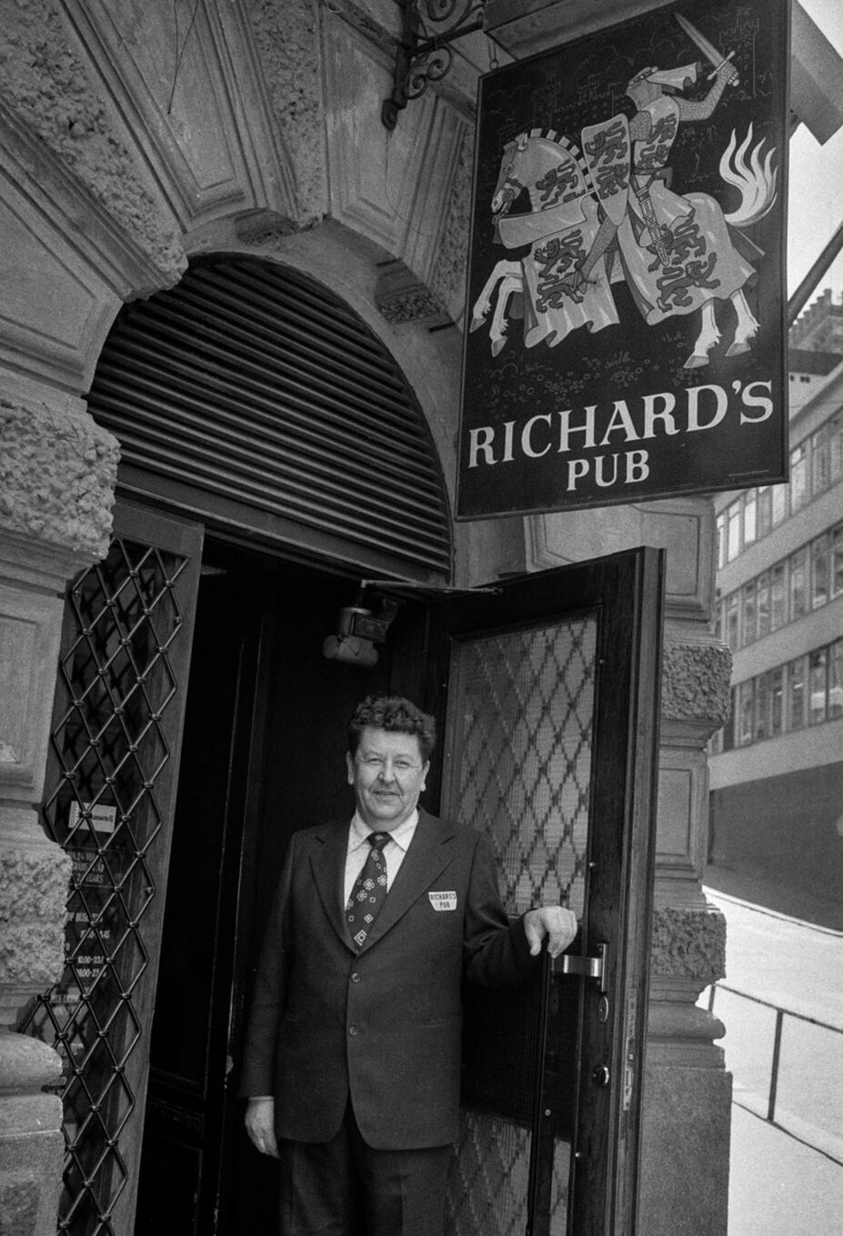 Richard's Pubs ingång och vaktmästare