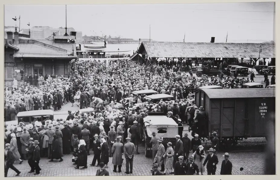 Amerikafinländare anländer till hamnen