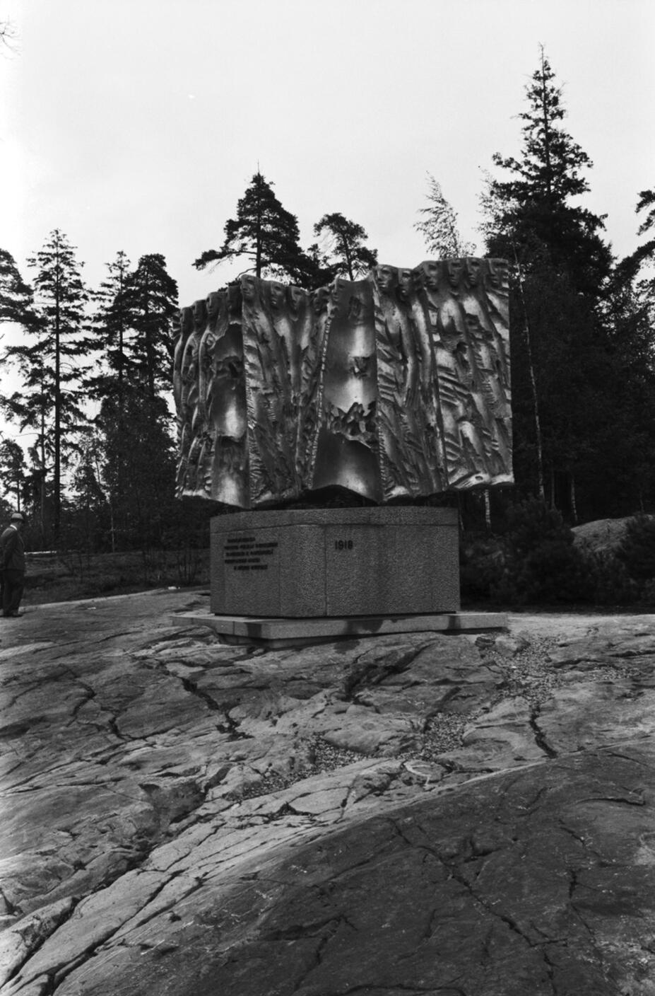 Vuoden 1918 kansalaissodan uhrien muistomerkki Crescendo