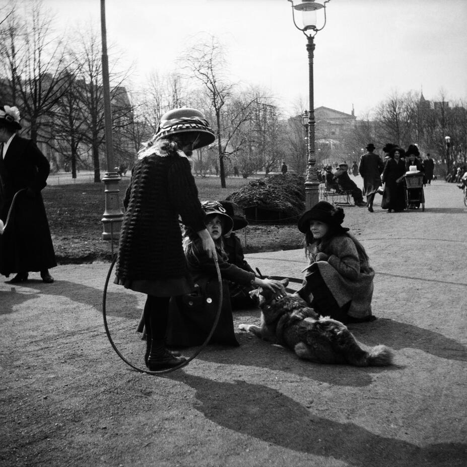 Lapsia leikkimässä Esplanadin puistossa