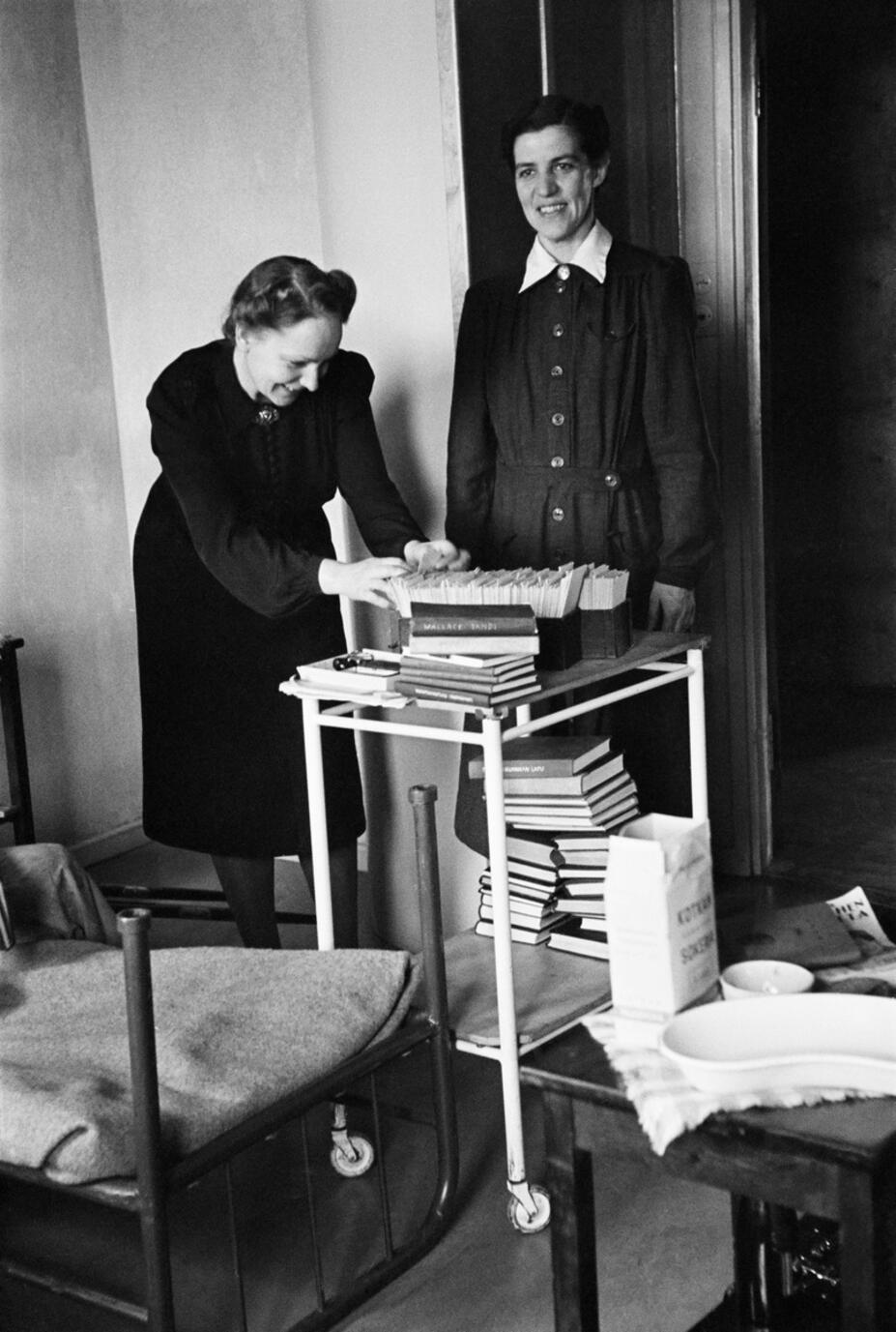 Sairaalan kirjastonhoitajat Suomen Punaisen Ristin invaliidisairaalassa