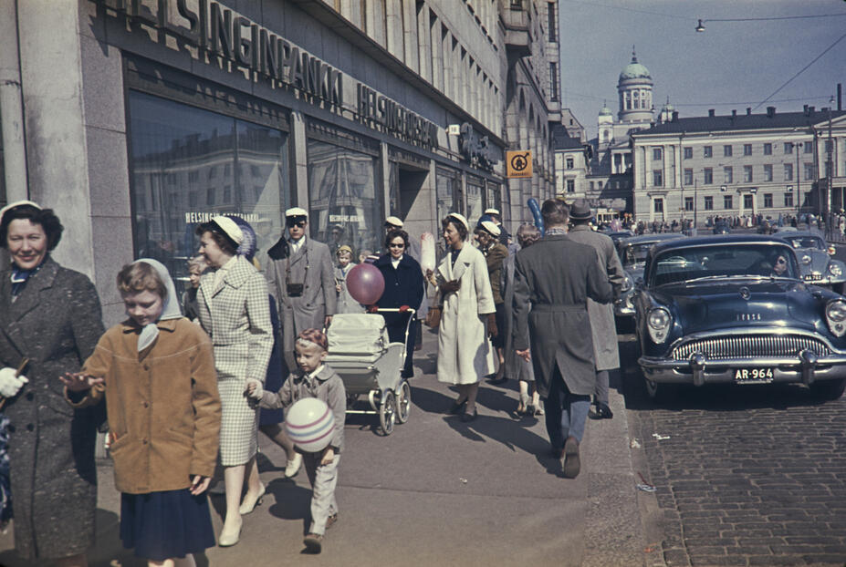 People walking towards Kaivopuisto in 1959