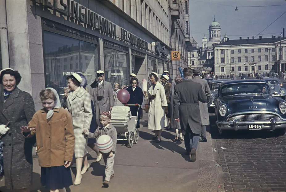 Matkalla Kaivopuistoon vappuna 1959