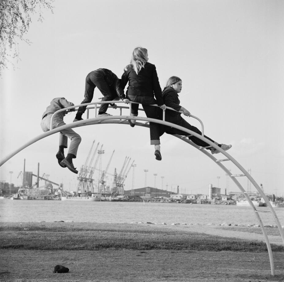 Lapsia kiipeilytelineellä Tervasaaressa