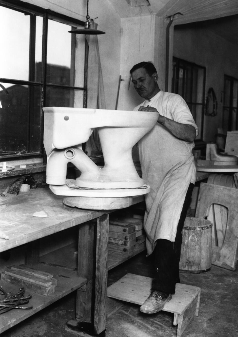Utformning av WC-stol på Porslinsfabriken Arabia år 1929