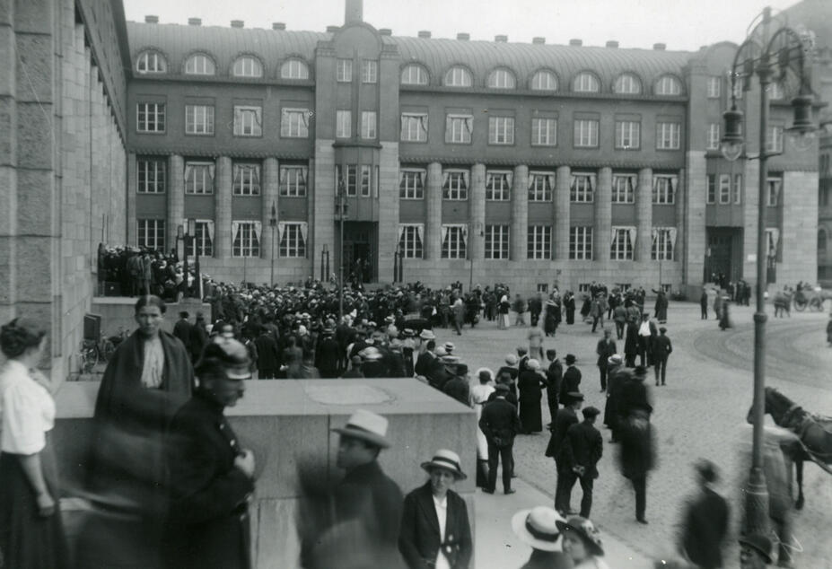 Lippujono rautatieasemalla