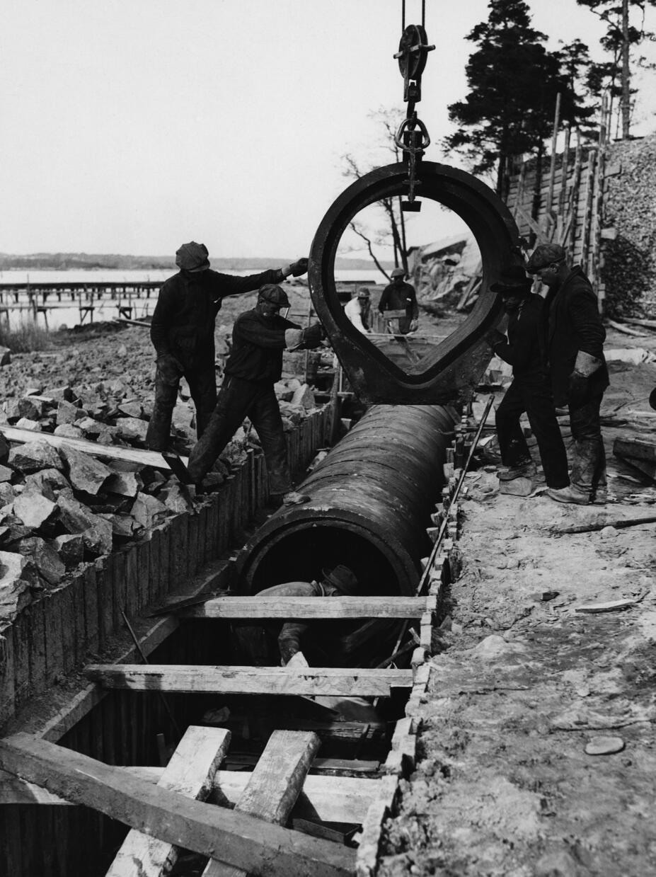 En samlingsledning byggs på Byholmen år 1930