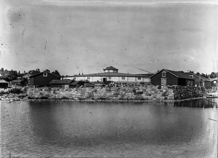 Kuninkaankartanonsaaren suodatinrakennus 1900-luvun alussa