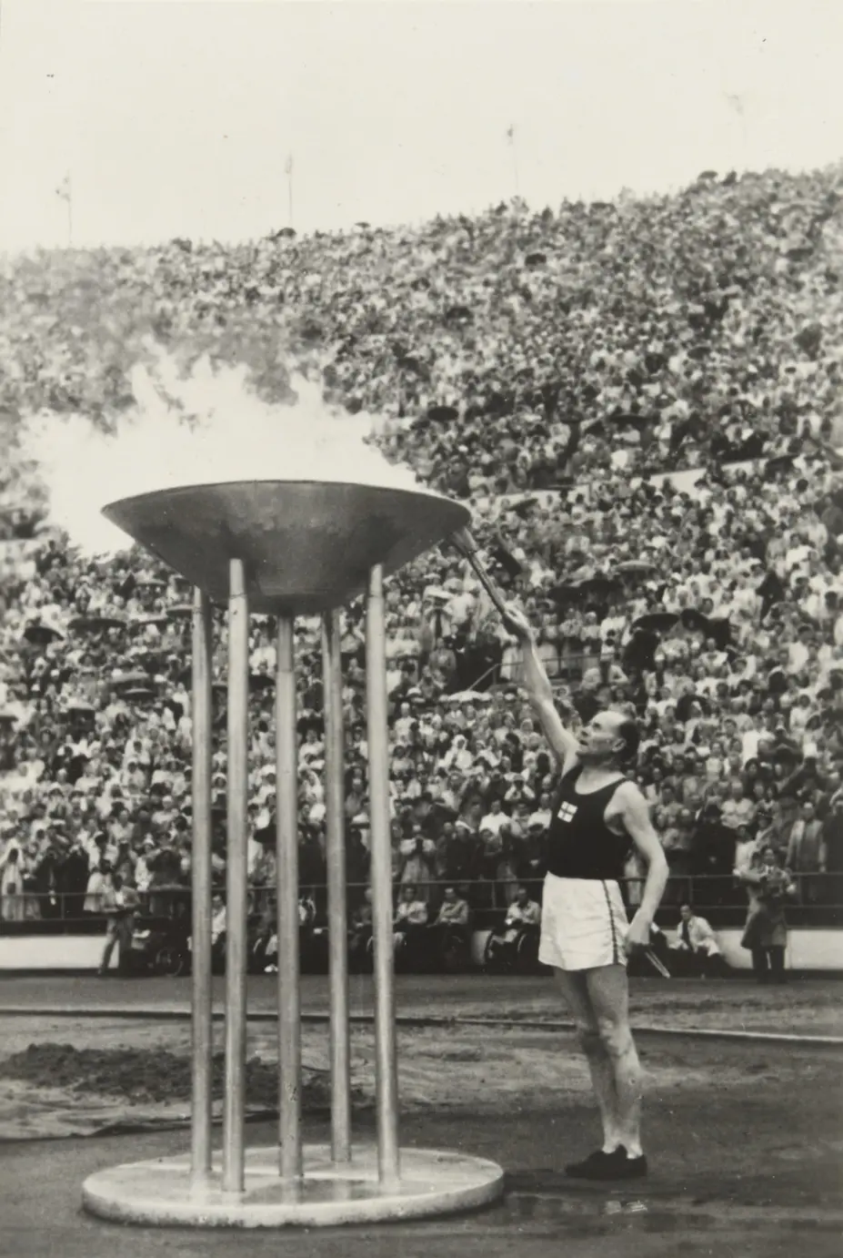 Paavo Nurmi sytyttää olympiatulen