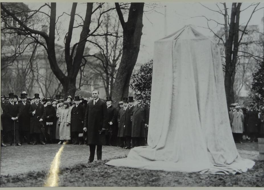 Minister Hellat talar vid monumentet