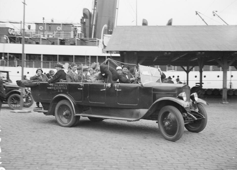 Matkatoimiston auto hakee matkustajat