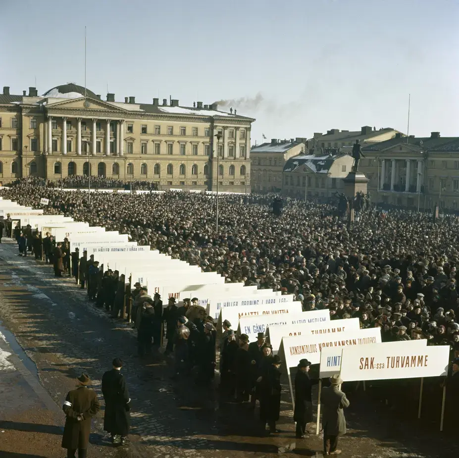 Suurmielenosoitus Senaatintorilla 16.3.1956