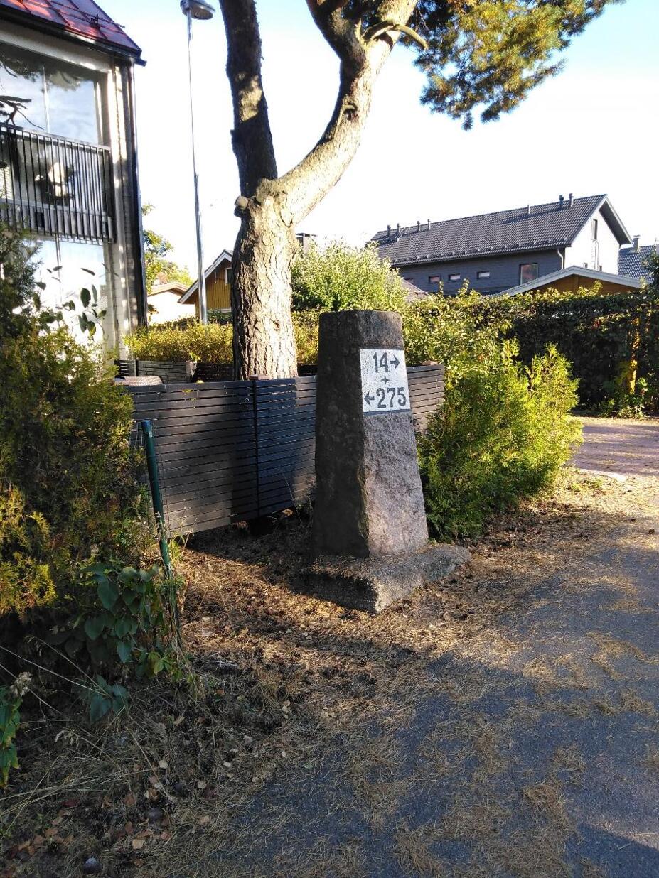 Kilometripylväs Alppikylässä