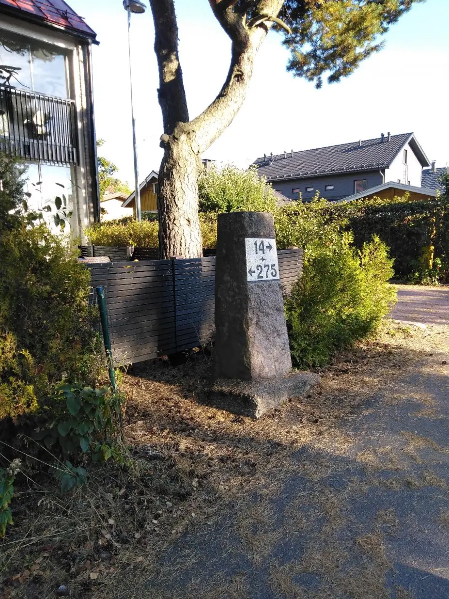 Kilometripylväs Alppikylässä