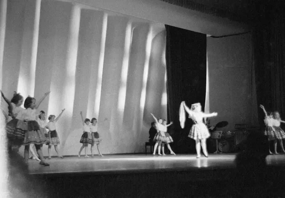 Tyttöjen tanssiesitys 1960