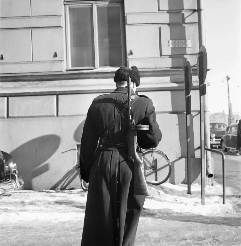 Aseistettu poliisi Sofiankadulla