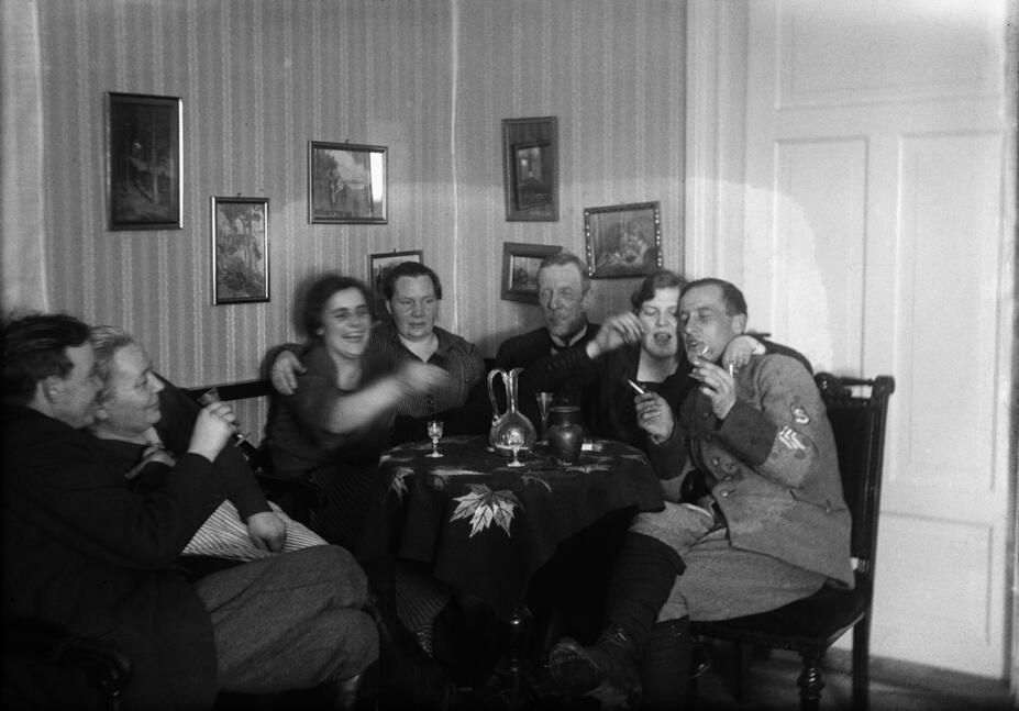 Juhliva seurue kotikutsuilla