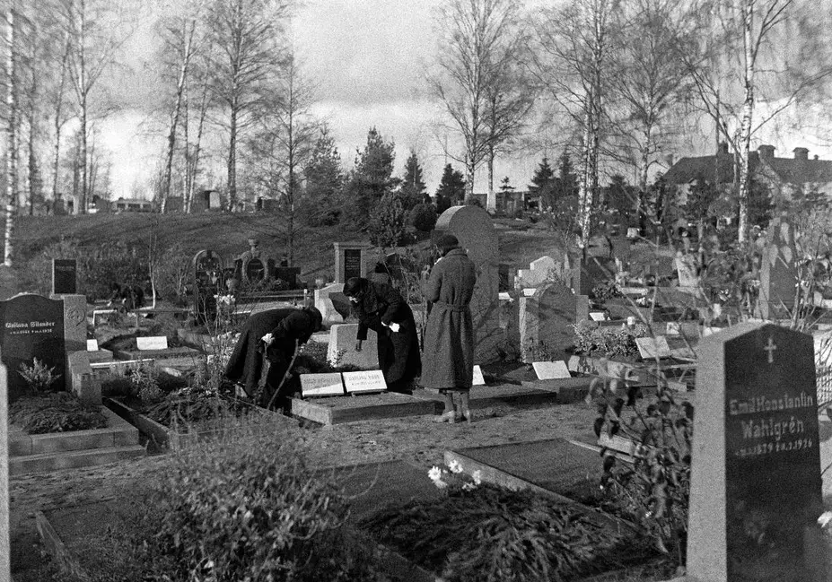 Ihmisiä hautausmaalla 5.11.1933