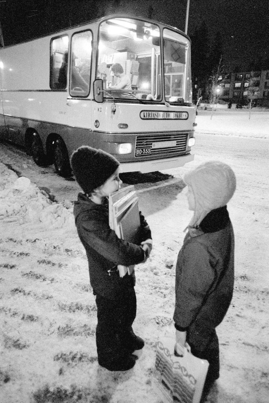 Kirjastoauto Jakomäessä