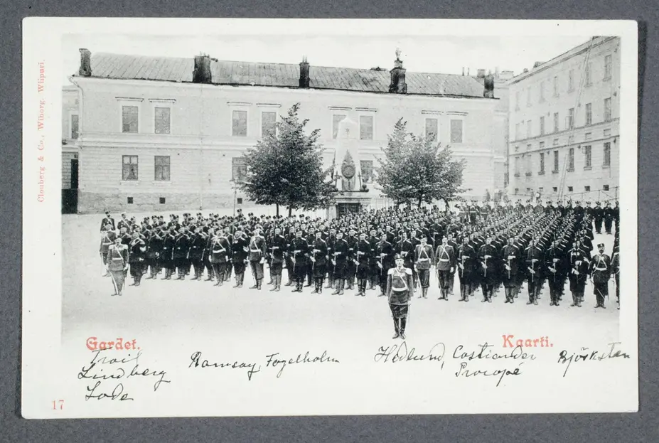 Suomen Kaarti Gornij Dubnjakin muistomerkin edessä