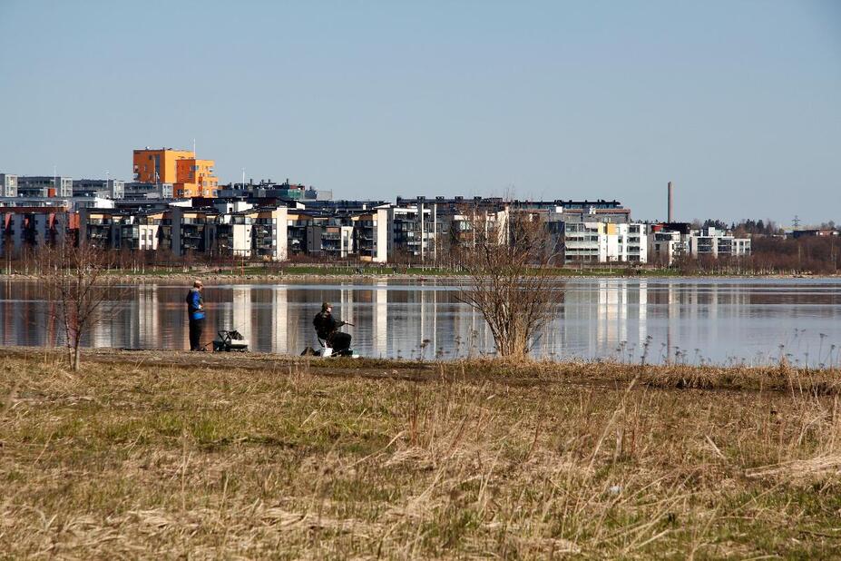 Kalastajia Toukolan rantapuistossa