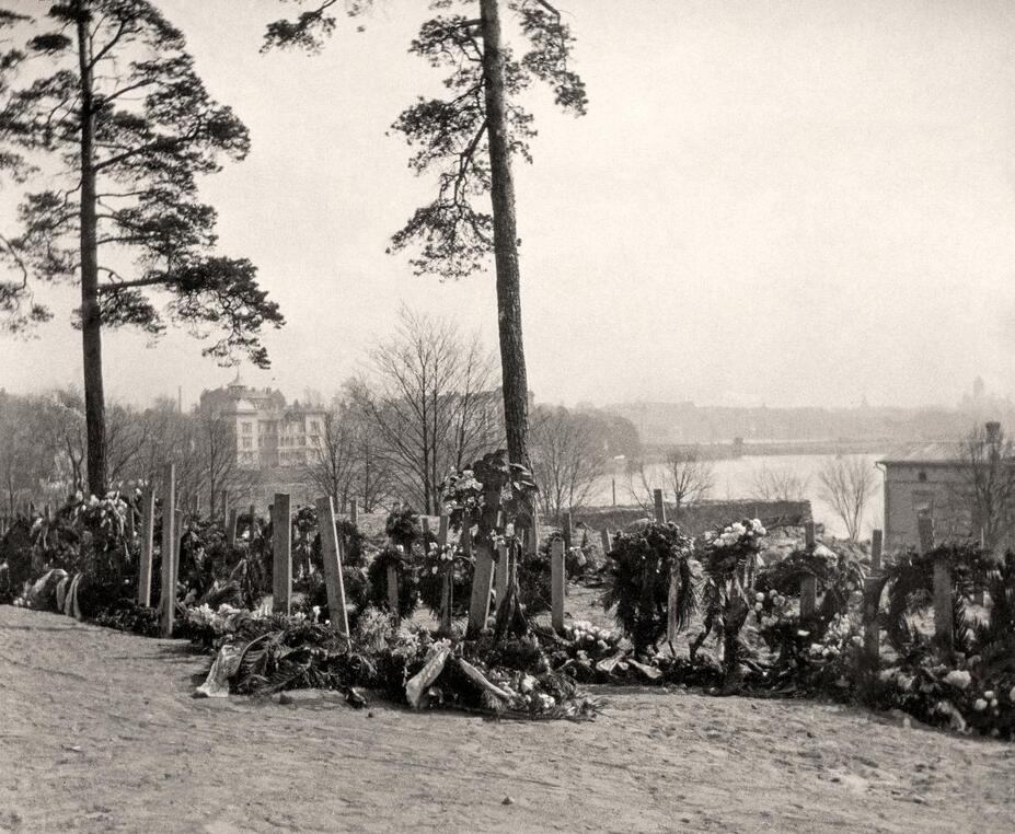 Punaisten hautoja Mäntymäellä vappuna 1918