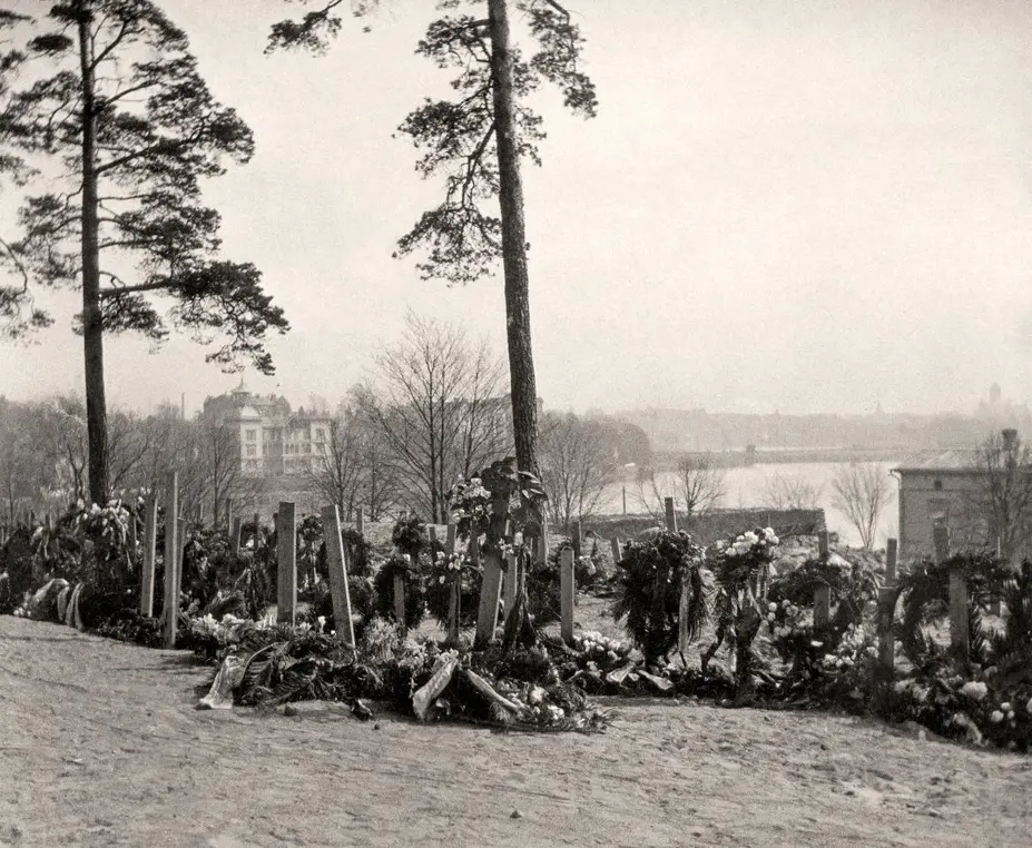 Punaisten hautoja Mäntymäellä vappuna 1918