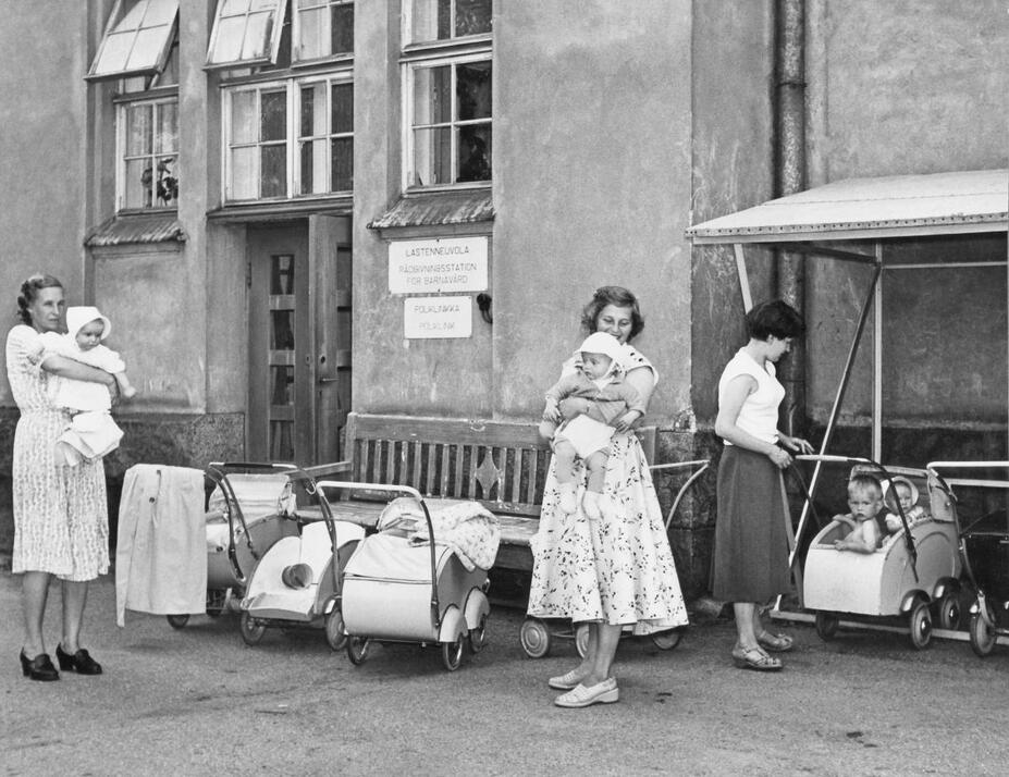 Poliklinikan ja lastenneuvolan piha