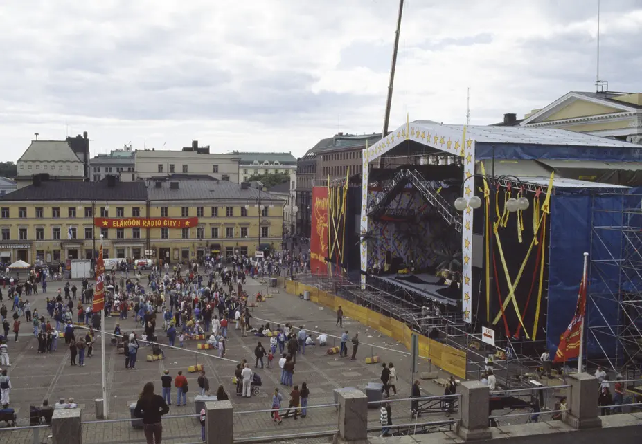 Leningrad Cowboys -yhtyeen ja Puna-armeijan kuoron Total Balalaika Show -konsertin esiintymislavaa pystytetään Senaatintorilla 